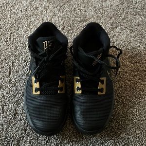 Nike Boys Kyrie Flytrap Basketball Shoe